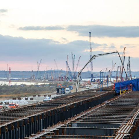 Мостостроители подвели итоги первого года возведения транспортного перехода в Крым 