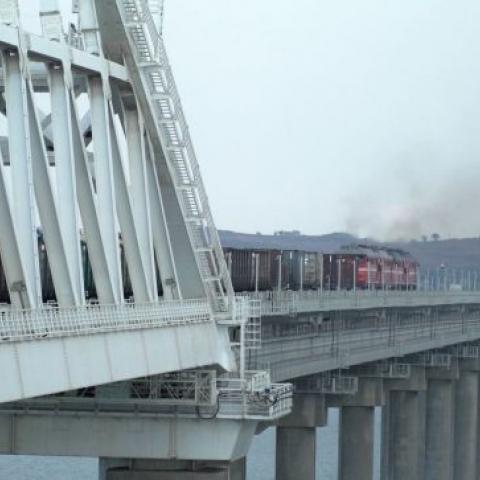 Движение по Крымскому мосту открыто, но в одном направлении  