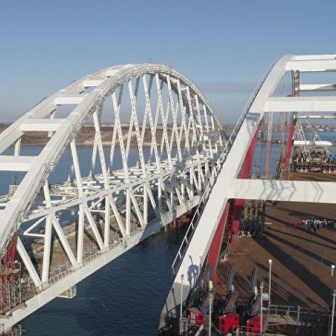Возведены все опоры автодорожной части моста в Крым